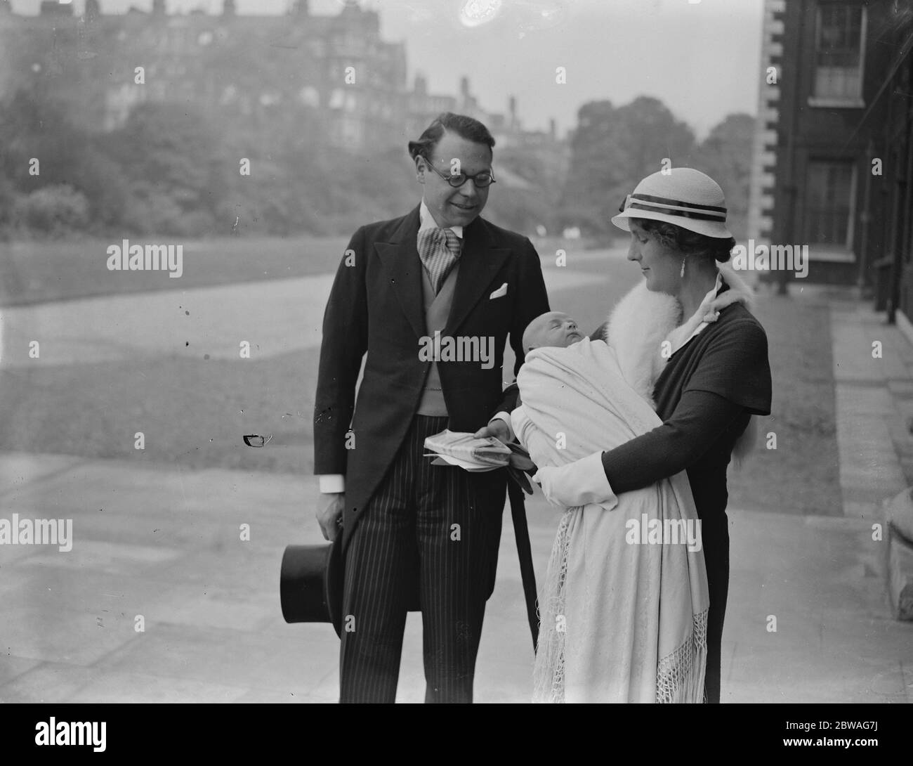 Der Hon Lancelot und Frau Joynson Hicks und ihr kleiner Sohn nach seiner Taufe in der Royal Hospital Chapel, Chelsea, 19. Mai 1938 Stockfoto