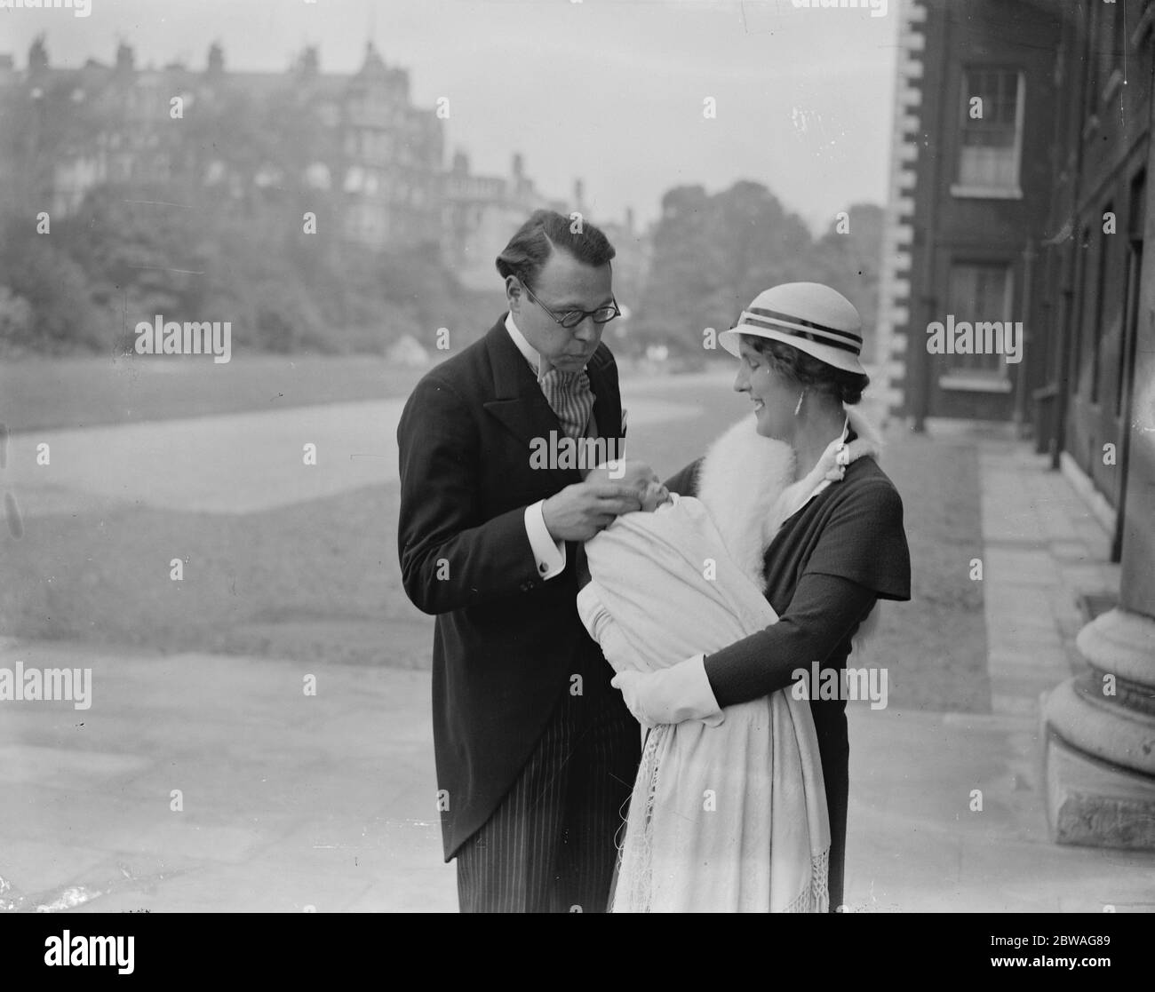 Der Hon Lancelot und Frau Joynson Hicks und ihr kleiner Sohn nach seiner Taufe in der Royal Hospital Chapel, Chelsea, 19. Mai 1938 Stockfoto