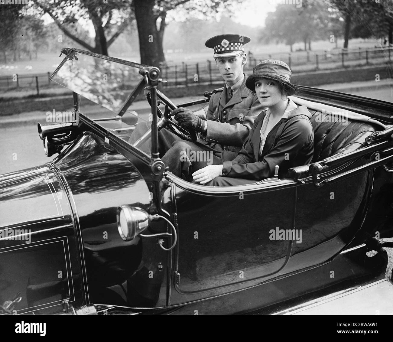 Miss Mabel Russell, die "Heldin" von London Pride, und ihr Verlobter, Leutnant Hilton Philipson (Schotten Guards) 1. Juni 1917 Sie war das dritte weibliche Mitglied, um im House of Commons zu dienen, nachdem dies rechtlich möglich wurde im Jahr 1918, vertreten Berwick-upon-Tweed. Stockfoto