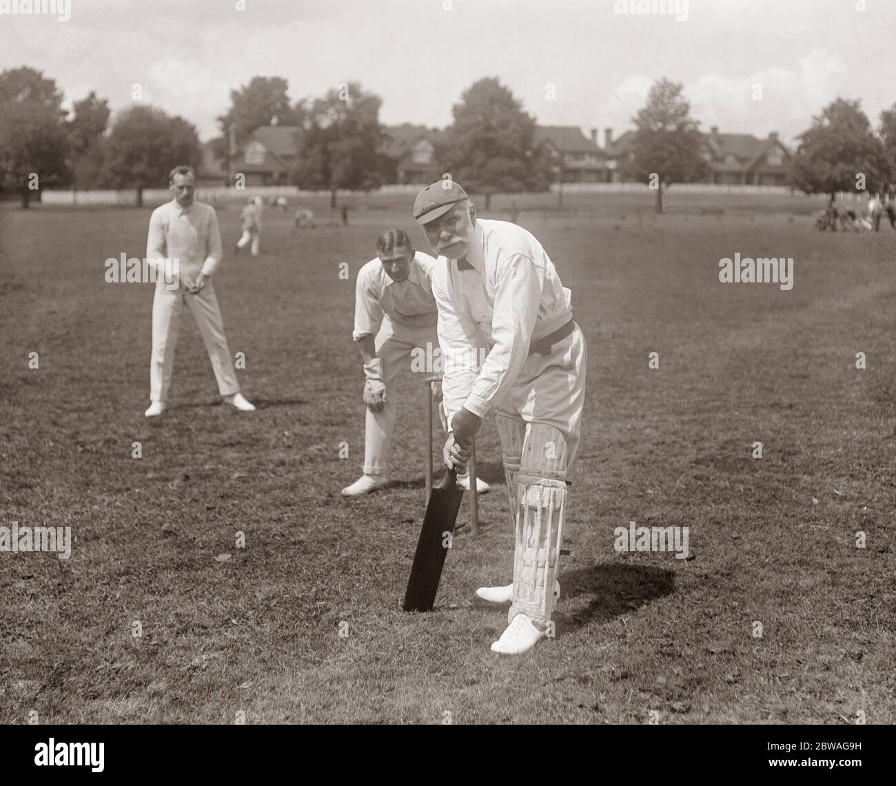 70 und "immer noch stark" Herr J Brasier, im Alter von 70, spielt Cricket für die Limpsfield (Surrey) Club. Stockfoto