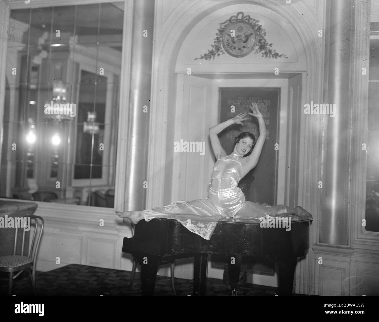 Im Kabarett des Savoy Hotels treten Mädchen der Gesellschaft in der Sache der Nächstenliebe auf. Miss Cicley Blunt, Tochter von Sir John Blunt, einem cleveren akrobatischen Tänzer. 1933 Stockfoto