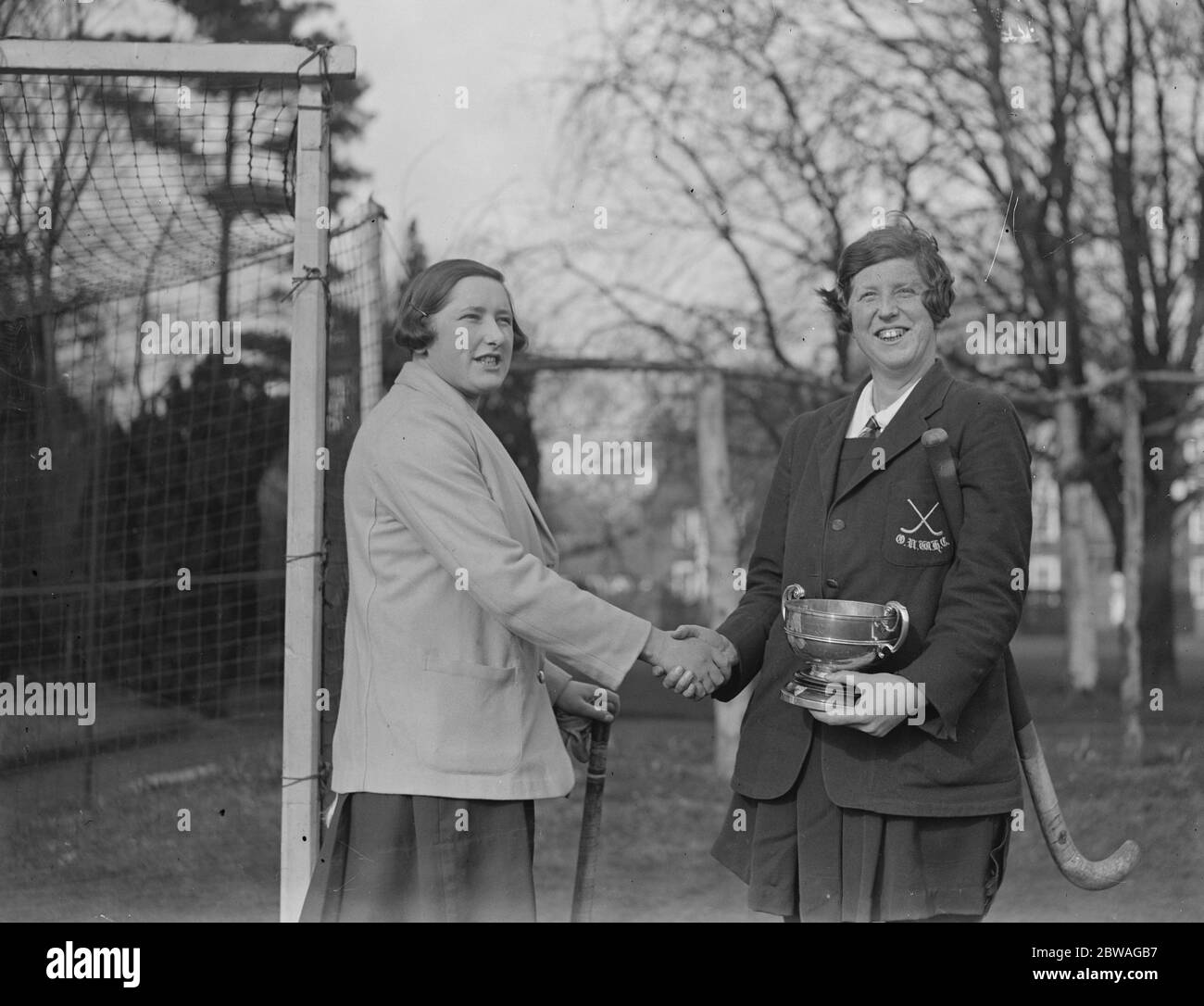 Inter - varsity Frauen s Hockey in Cambridge . Miss Eileen Arnold (Cambridge) und Miss D W Pullin (Oxford) 4. März 1929 Stockfoto