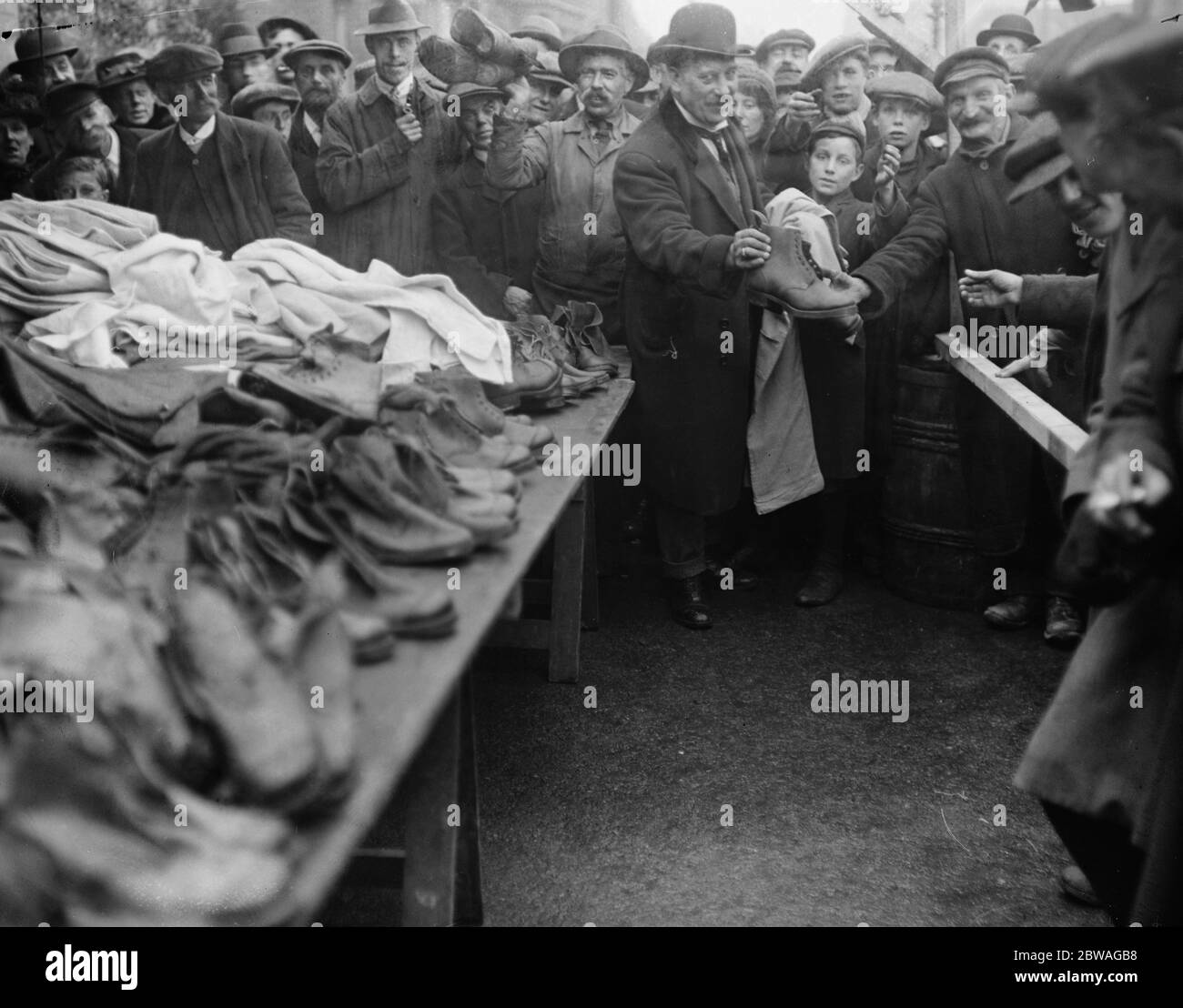 Kampf gegen den Profiteer . Herr Robert Wisley Verkauf Regierung Stiefel, Kleidung, etc., von seinem Stand vor dem rat Büros in Woking, Surrey. 23. Oktober 1919 Stockfoto