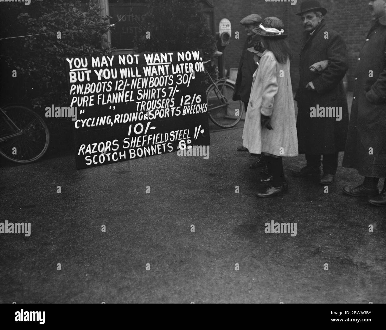 Kampf gegen den Profiteer Robert Wisley Verkauf von Regierungsstiefel , Kleidung , etc , von seinem Stand vor dem rat Büros in Woking , Surrey . 23. Oktober 1919 Stockfoto