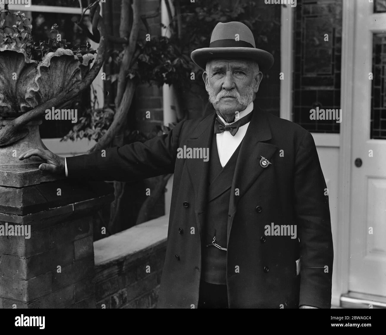 Sir William Carter, Bürgermeister von Windsor, fotografierte anlässlich seines 80. Geburtstages. Er radelt noch bis zum Rathaus am 25. Mai 1928 Stockfoto