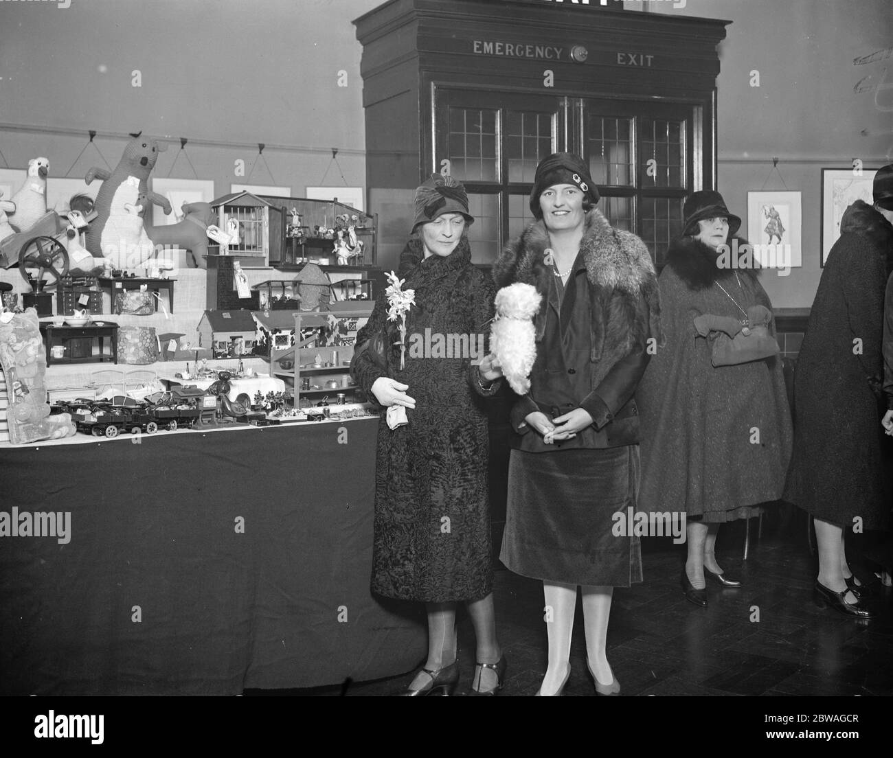 Der Weihnachtsverkauf am Court House, Marylebone Lane, London, in Hilfe der Highway Girls Club, Shadwell. Baroness Ravensdale ist rechts zu sehen. Stockfoto