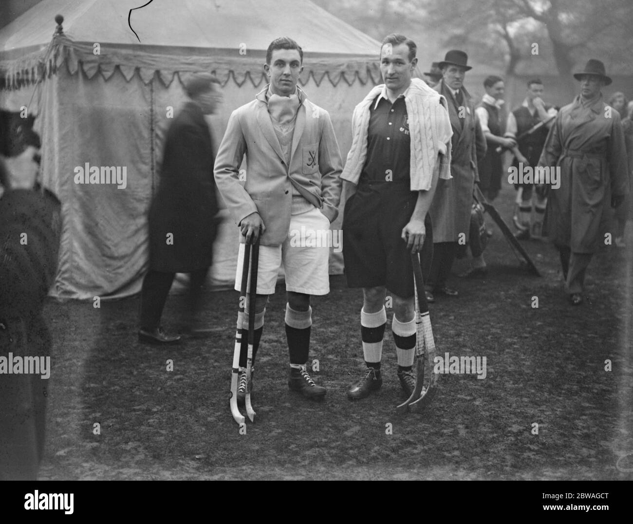 Oxford gegen Cambridge Hockey in Beckenham, Kent. Die Kapitäne - C.C. Hagan (Oxford) und JB H Bisseker (Cambridge) 17. Februar 1934 Stockfoto
