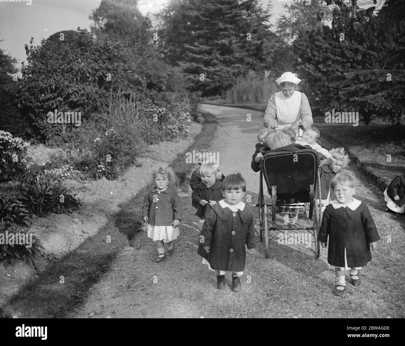 Lady Henry Somerset ' s Modell Dorf Duxhurst, Surrey, als ein Haus für berauschende Frauen gegründet. Die Kinder gehen morgens spazieren. 20. Oktober 1919 Stockfoto