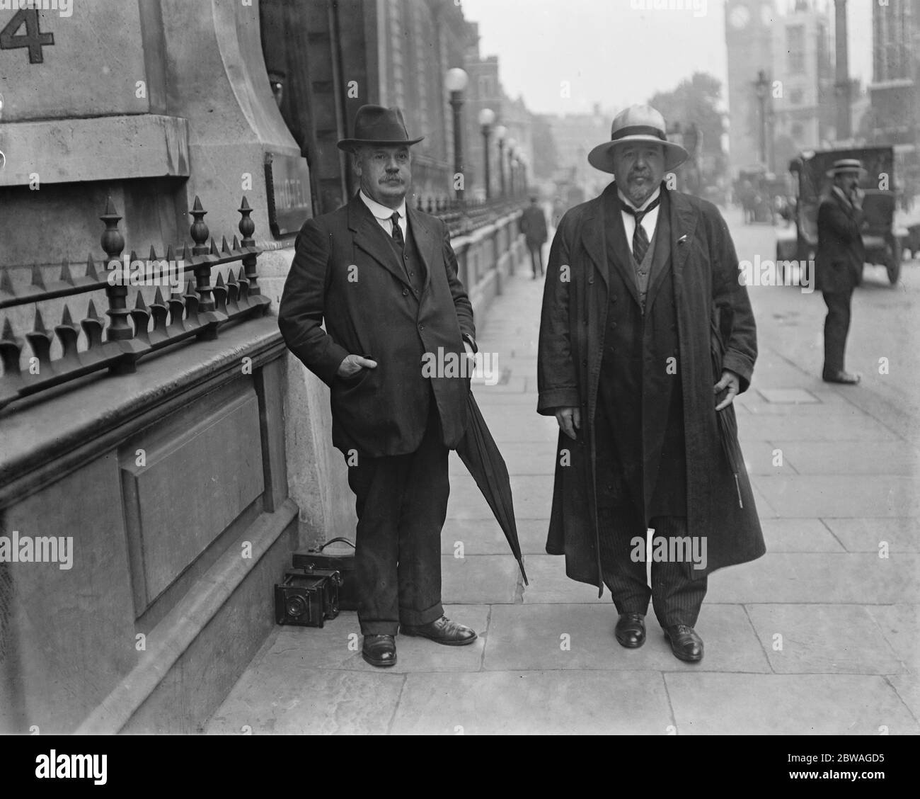 South Wales Coal Strike . Treffen im Westminster Palace Hotel; John Williams, MP für Swansea (in Panama hat) und Herr Williams, Agent für Swansea. 1915 Stockfoto