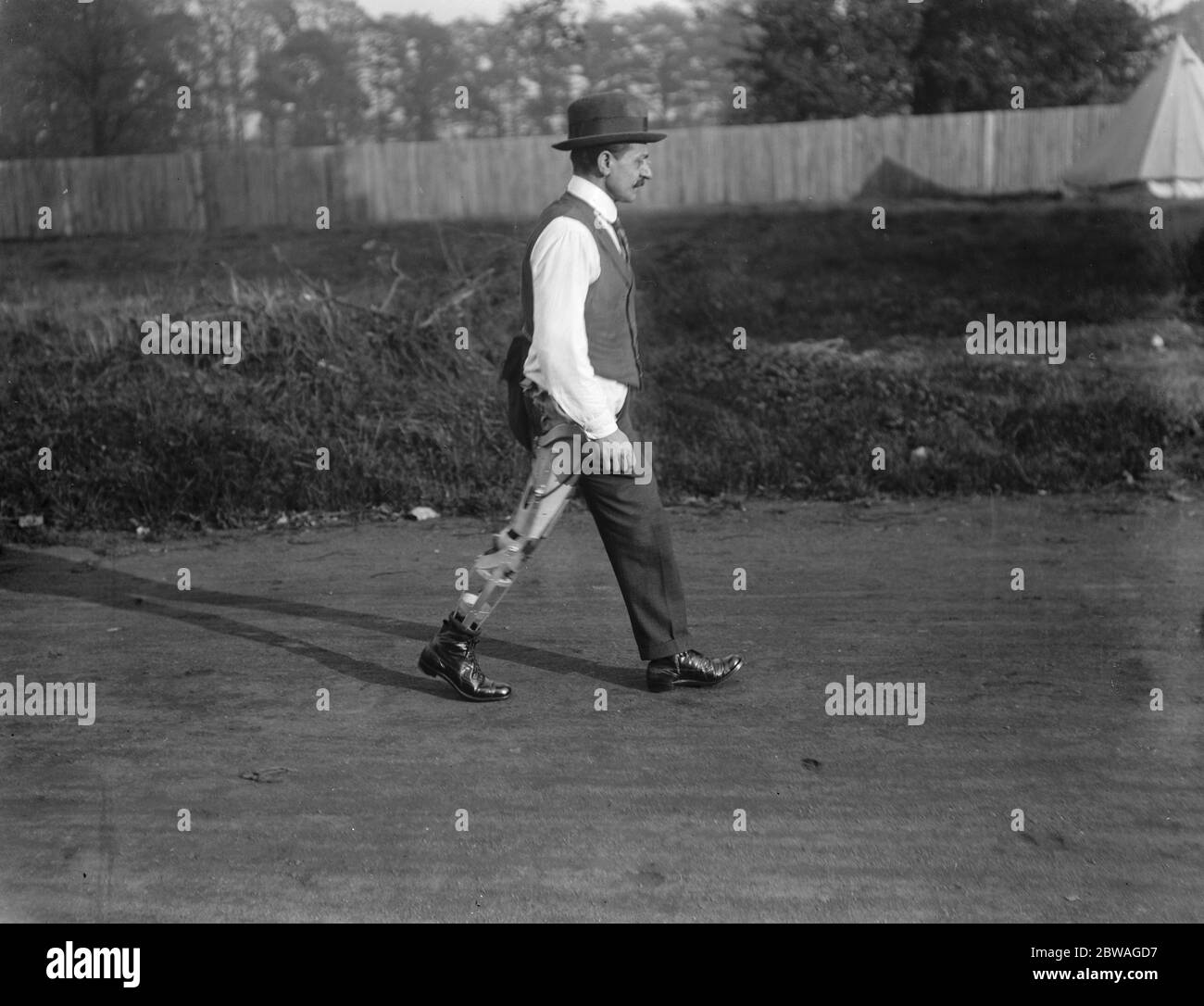 Ministerium für Pensionen künstliche Gliedmaßen Fabrik in Thames Ditton . Einer der Arbeiter zu Fuß auf einem der neuen Beine in einem Oberschenkel-Sockel, die aus einer sehr leichten Zusammensetzung gemacht ist. 25. Oktober 1920 Stockfoto