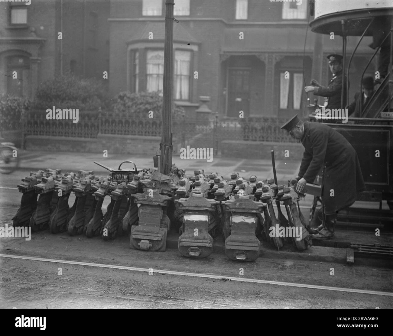 An Orten, wo die Straßenbahn-System ändert sich von Oberleitungen zu Erdkabeln laufenden Pflüge in Position platziert werden. April 1924 Stockfoto