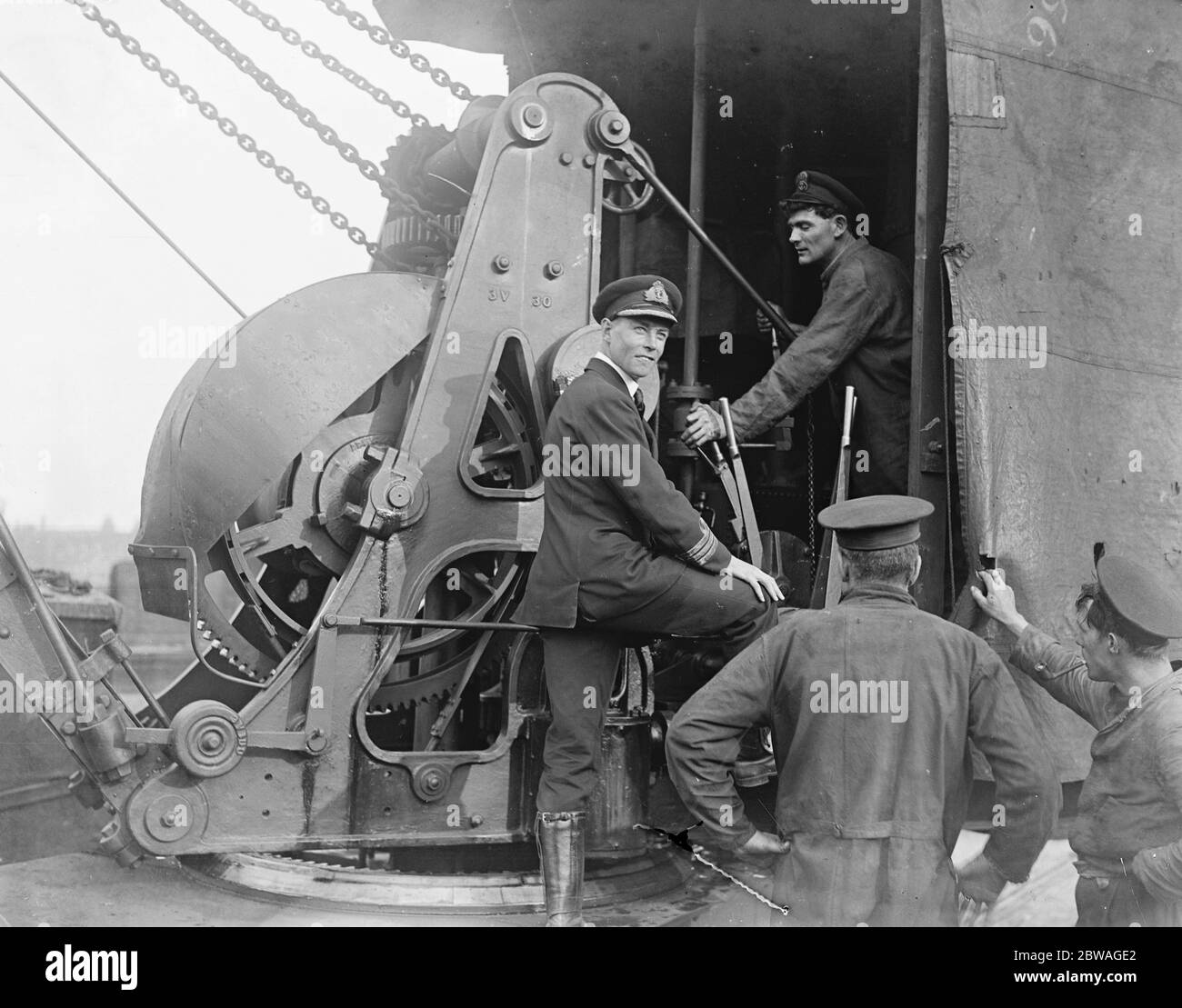 Marine Männer an der Nine Elms Goods Station, London. Kommandant A W Smith leitet die Operationen von der Winde, die von einem kleinen Offizier betrieben wird. Oktober 1919 Stockfoto