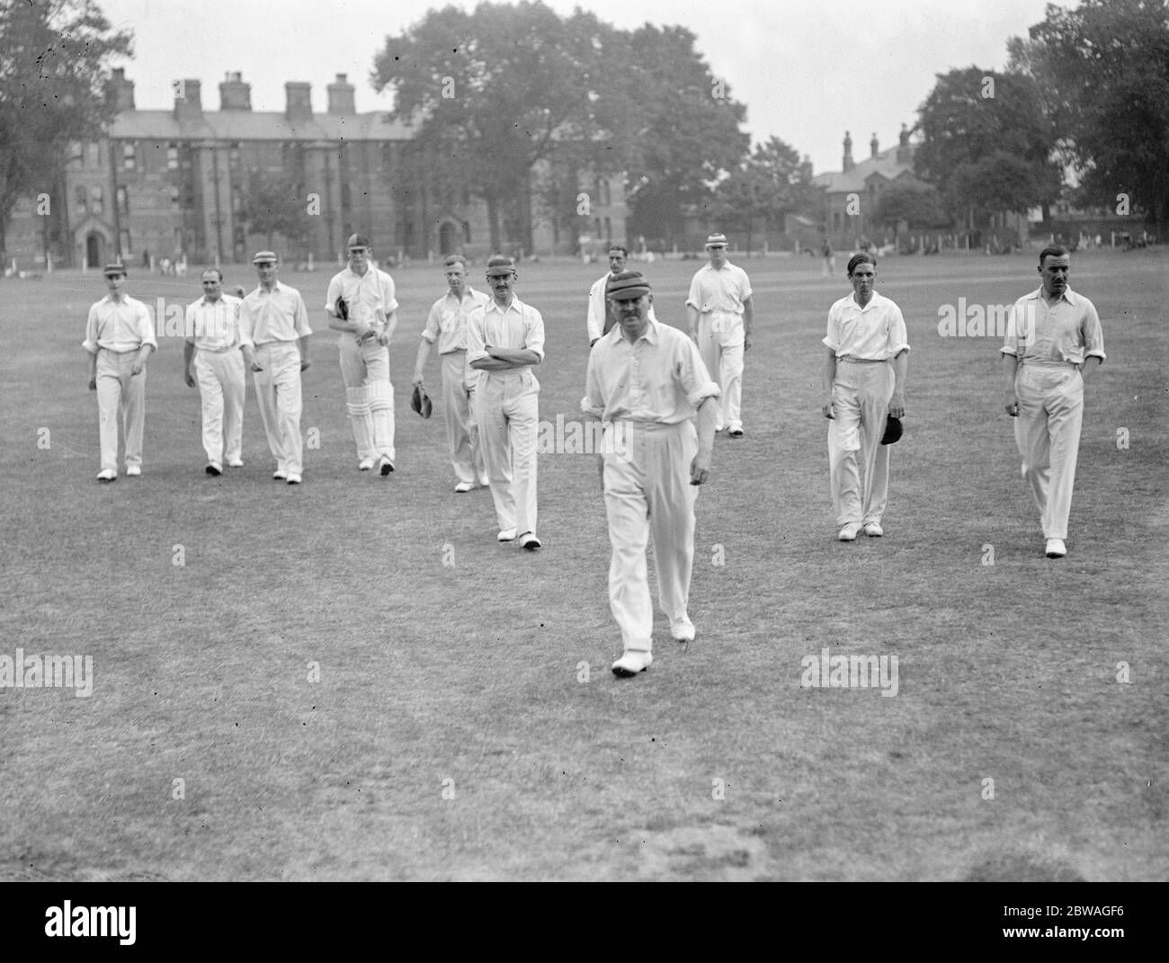 Das Royal Fusiliers Regiment hält seine "Cricket Week" in Hounslow Barracks und war "zu Hause" zu den "Eton Ramblers". Das Fusiliers Team kommt in der Tee-Pause. 13 Juni 1934 Stockfoto