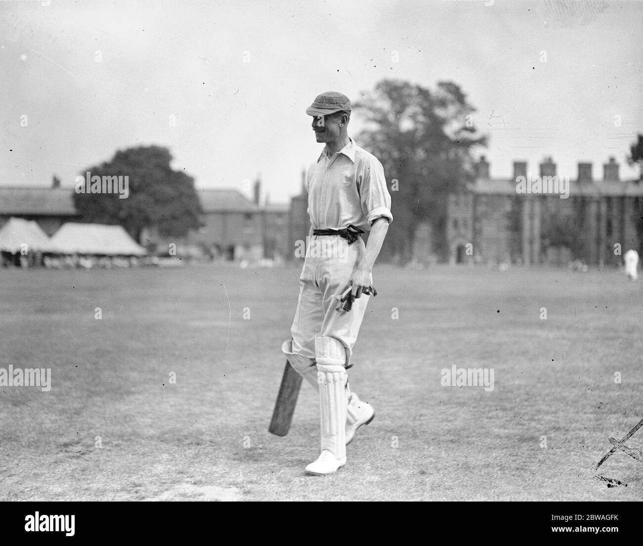 Das Royal Fusiliers Regiment hält seine "Cricket Week" in Hounslow Barracks und war "zu Hause" zu den "Eton Ramblers". Abgebildet ist Lord Carnegie, das Spiel für die Eton Ramblers, Rückkehr in den Pavillon nach seinen Innings. 13 Juni 1934 Stockfoto
