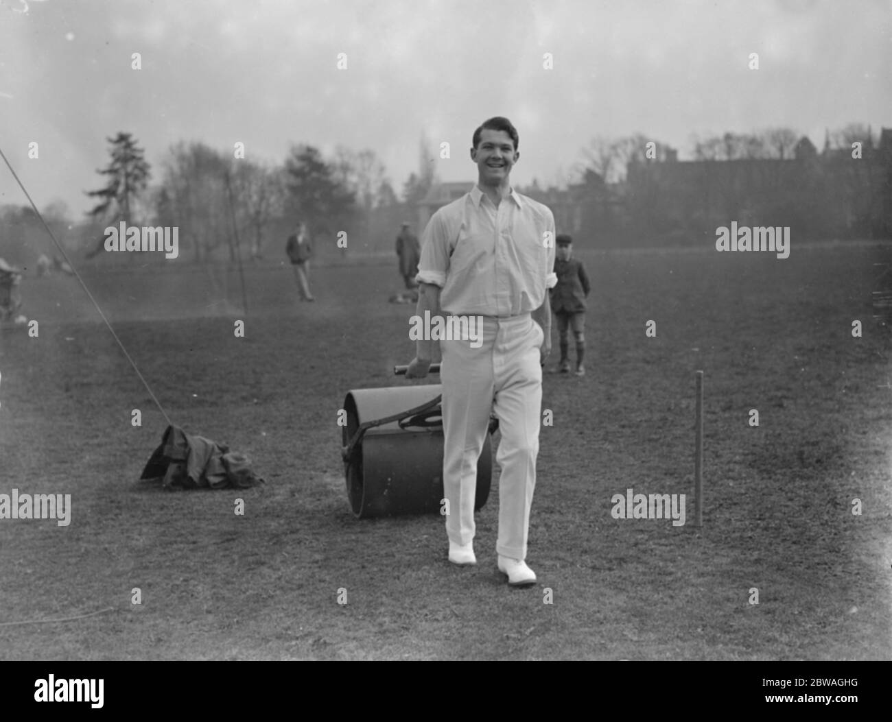 Oxford University Cricket Club Praxis P C Kingsley, das Team Kapitän zieht die Rolle. 30. April 1923 Stockfoto