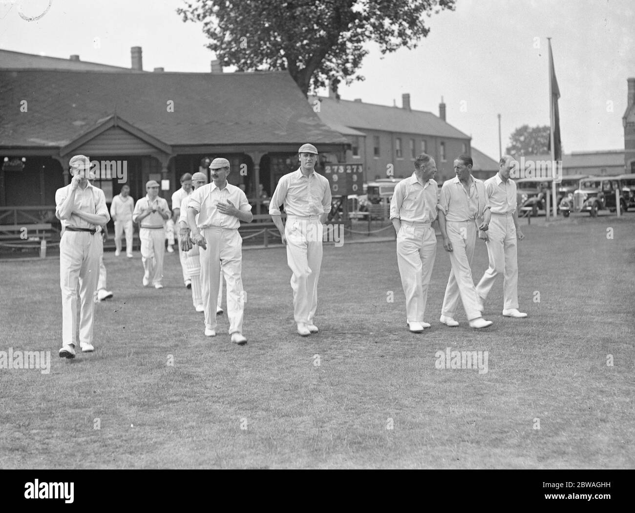 Das Royal Fusiliers Regiment hält seine "Cricket Week" in Hounslow Barracks und war "zu Hause" zu den "Eton Ramblers". Das Team von Eton Ramblers nimmt das Feld ein. 13 Juni 1934 Stockfoto