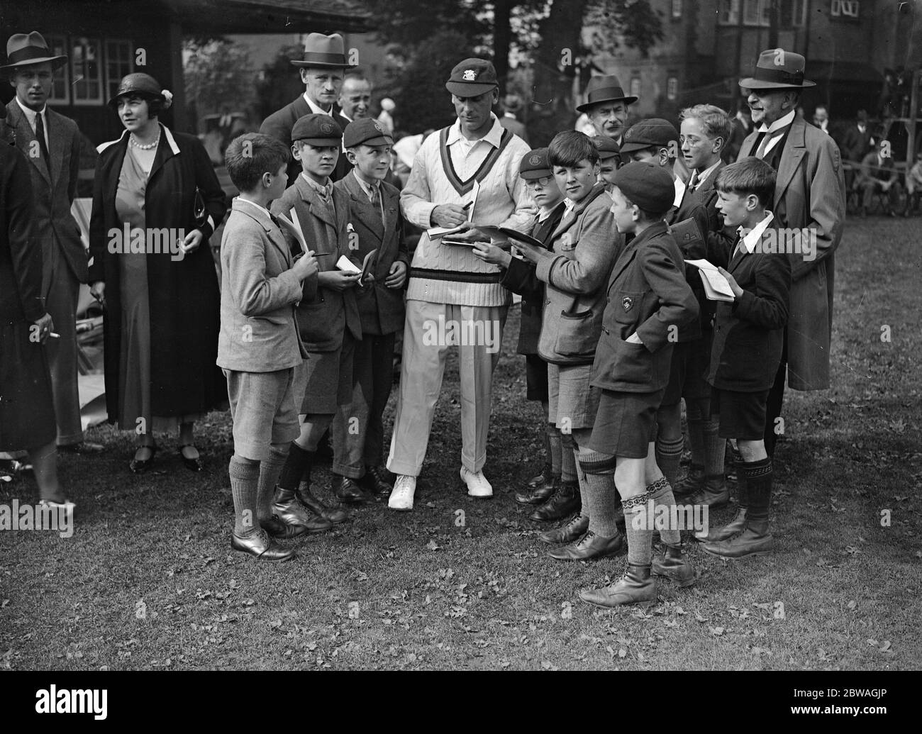 Jack Hobbs Charity Match mit Wimbledon Jack Hobbs beschäftigt Unterzeichnung Autogramme bei der Charity Cricket-Spiel in Merton in Hilfe von Nelson und North Wimbledon Krankenhäuser , und ein specil Anstrengung wird in diesem Jahr gemacht, wie es die 21. Einweihung der Spiele 19 September 1931 Stockfoto