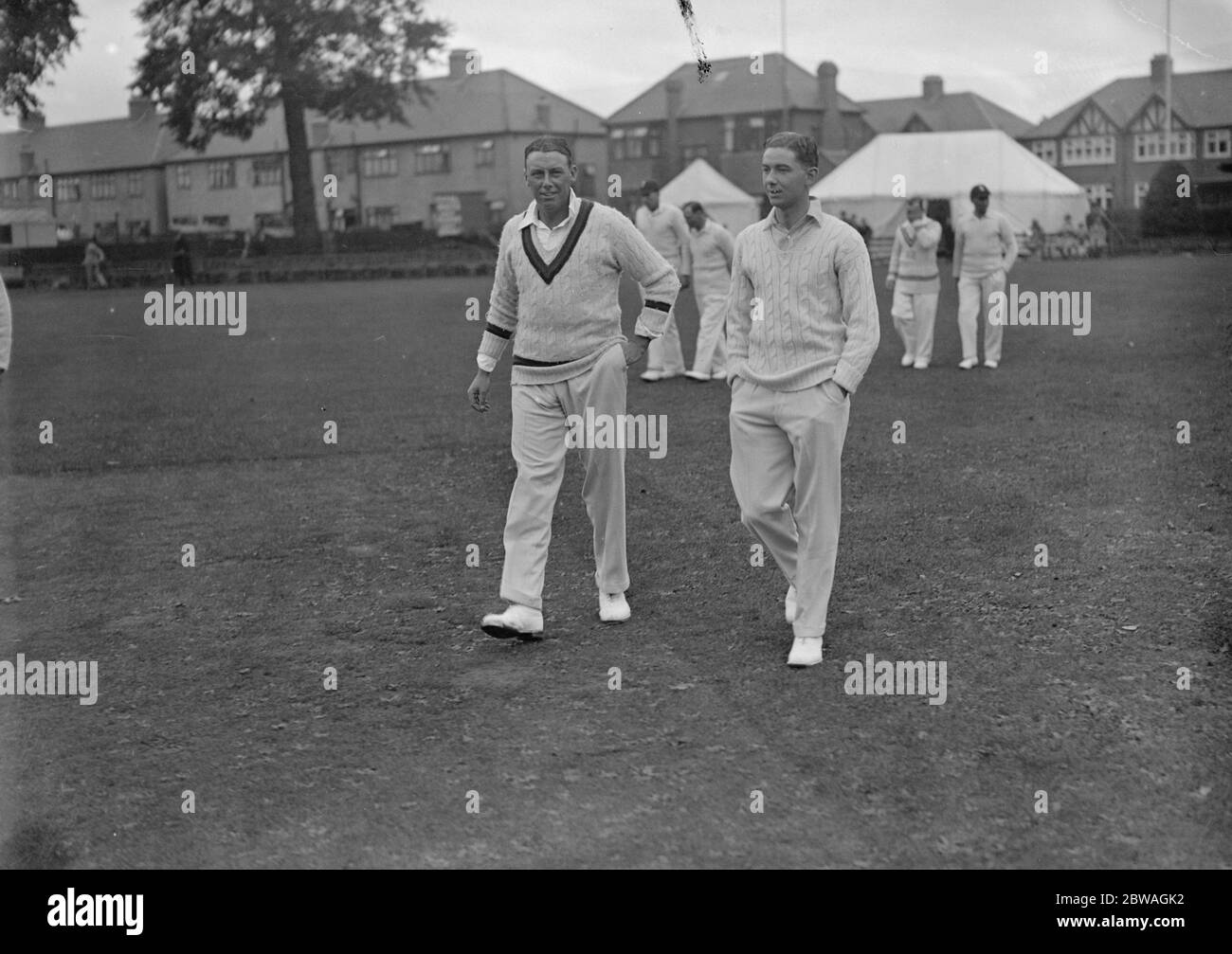 Jack Hobbs Charity Match mit Wimbeldon Jack Hobbs Maurice Tate und L E Hobbs gehen zu schlagen. 20. September 1931 Stockfoto