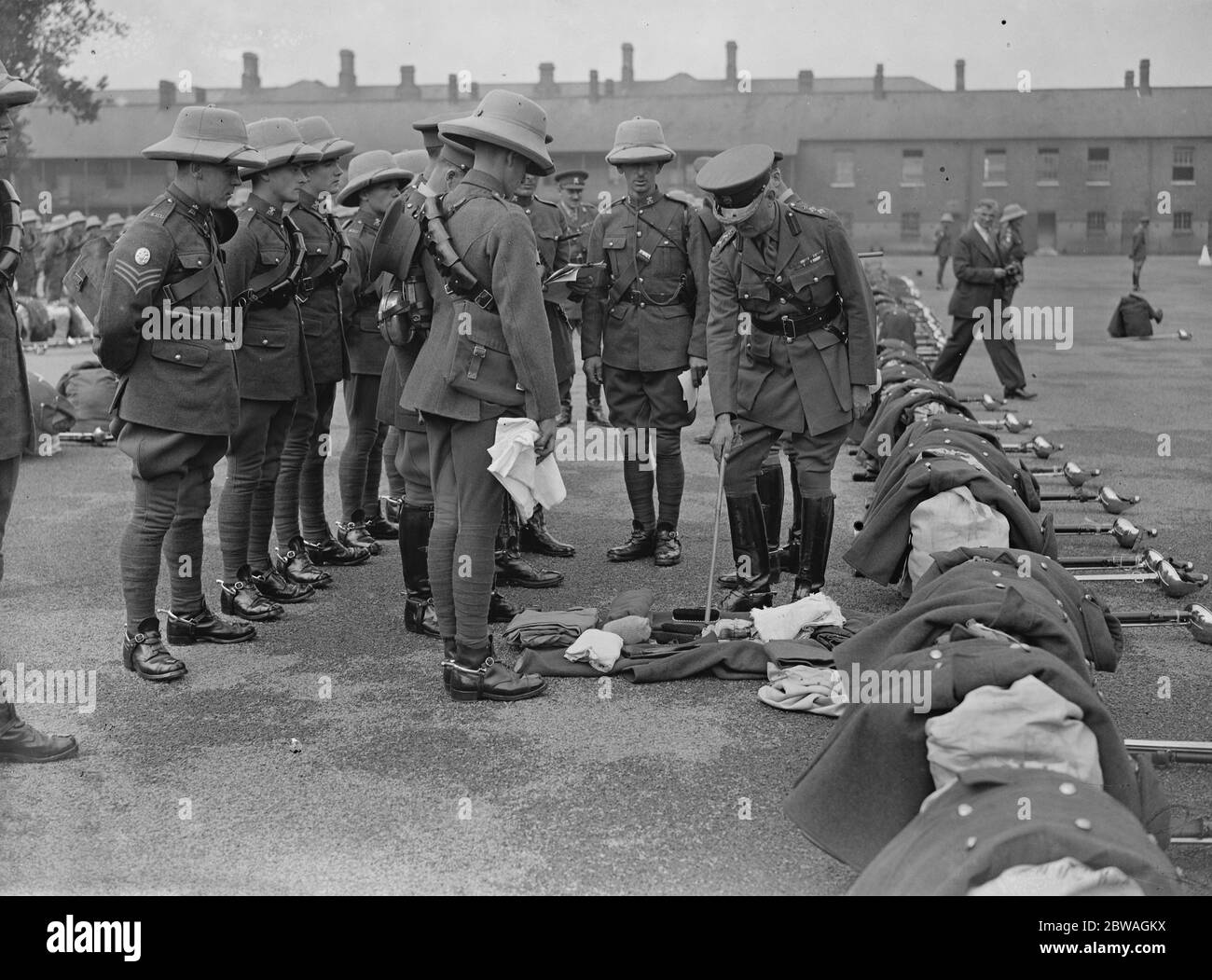 In Hounslow vor der Abfahrt der 3. Carabiniers für Indien Oberst JV R Jackson ( Offizier Kommandant Hounslow ) Inspektion der Truppen . 17. September 1936 Stockfoto