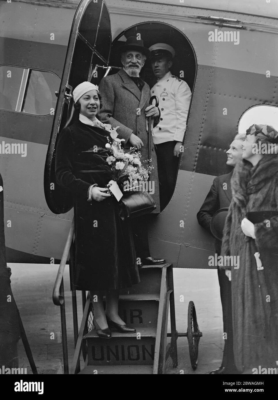 In Croydon (London City Airport) M De Fleurian, der pensionierte französische Botschafter, Abreise nach Hause, begleitet von seiner Tochter, Mlle De Fleuriau 10 Mai 1933 Stockfoto
