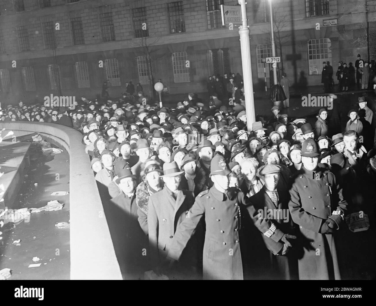 Die ganze Nacht Schlange für das Liegen im Staat von König George V in Westminster Hall, Lambeth Bridge 23 Januar 1936 Stockfoto
