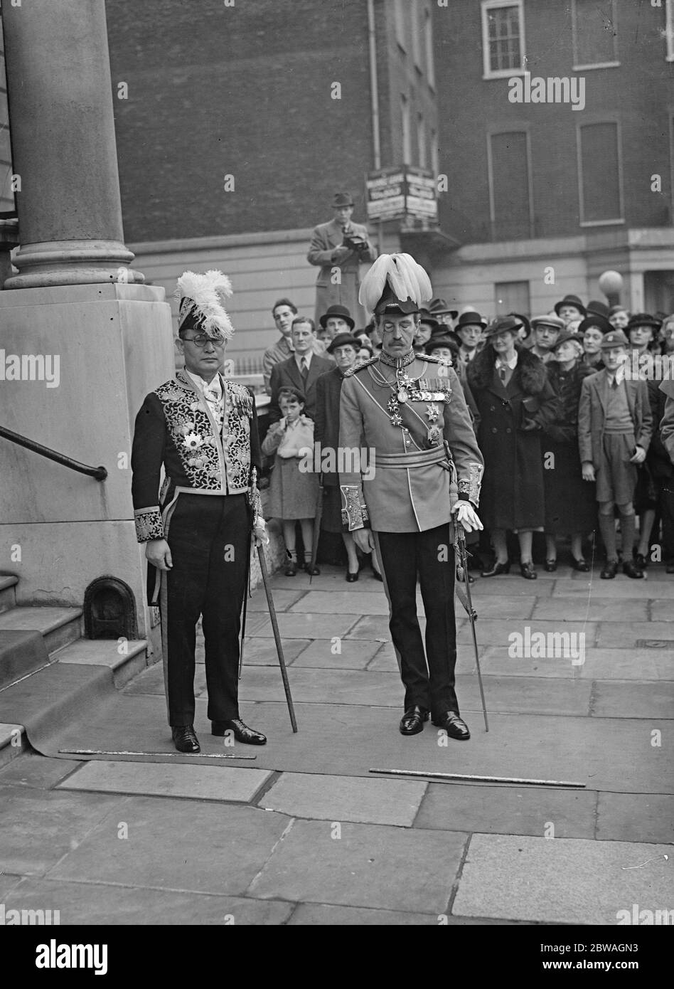 Mamoru Shigemitsu, der neu ernannte japanische Botschafter, geht zum König. November 1938 Stockfoto