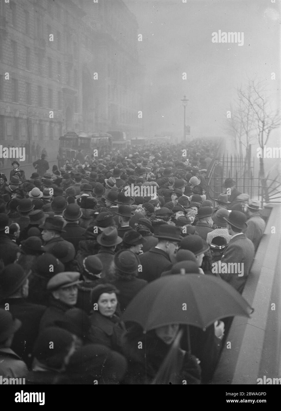 Das Lügen im Staat von König George V in Westminster Teil der enormen Schlangen, die sich gebildet haben, um durch Westminster Hall für das Lügen im Zustand 25 Januar 1936 zu gehen Stockfoto