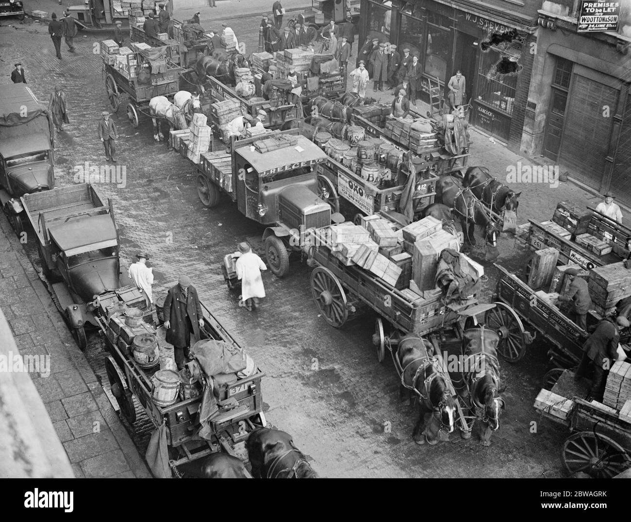 Eine geschäftige Szene am Billingsgate Fischmarkt. Ostern 1933 11 März 1933 Stockfoto