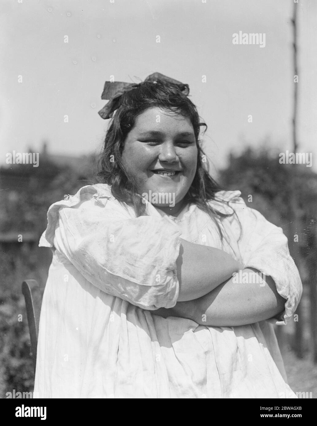 Hilda Flack , 13 Jahre alt , zu fett, um zur Schule gehen, da keine Stiefel beschafft werden, um sie passen . Sie wiegt 15 Steine. 1919 Stockfoto