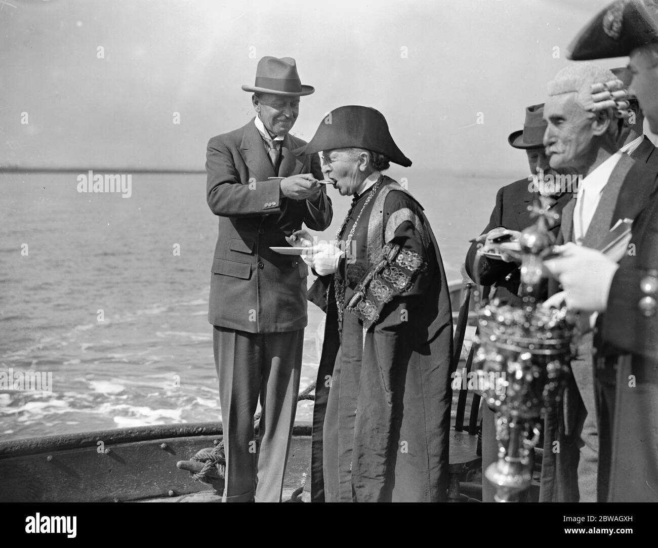 Colchester Open Saison beginnt Sir Laming Worthington - Evans lädt die Bürgermeisterin von Colchester ( Dame Catherine Hunt D B E , um eine einheimische Auster Probe 19 September 1925 Stockfoto