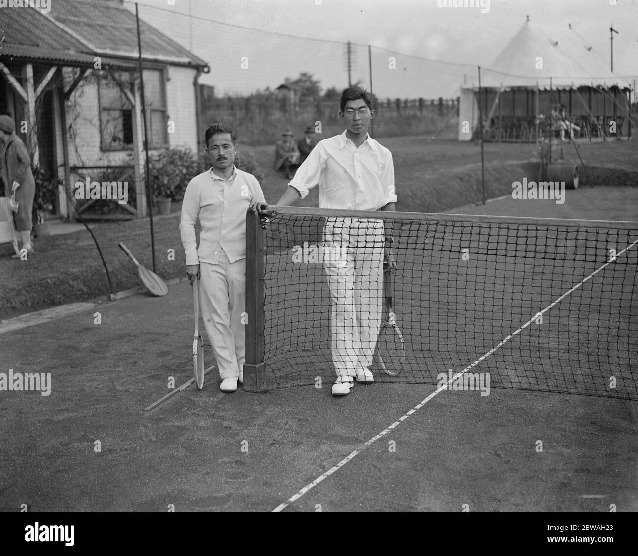 Bei der Londoner Japanese Lawn Tennis Association in Lower Sydenham, Prinz Chichibu , zweiter Sohn des Kaisers von Japan, und die Marquess Komatsu an den Netzen Stockfoto