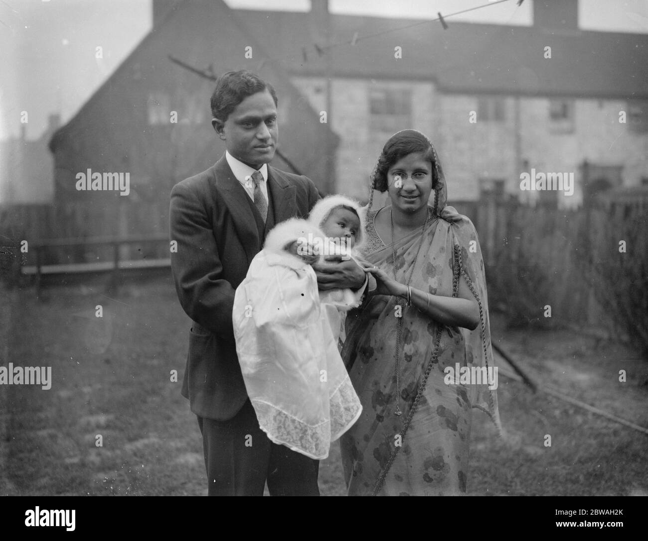 Dr. Sen und Frau Sen , eine Anwältin mit indischen Qualifikationen, und ihre kleine Tochter Shanti , die ihre eigene Religion zu einem späteren Zeitpunkt wählen dürfen 20. Januar 1931 Stockfoto