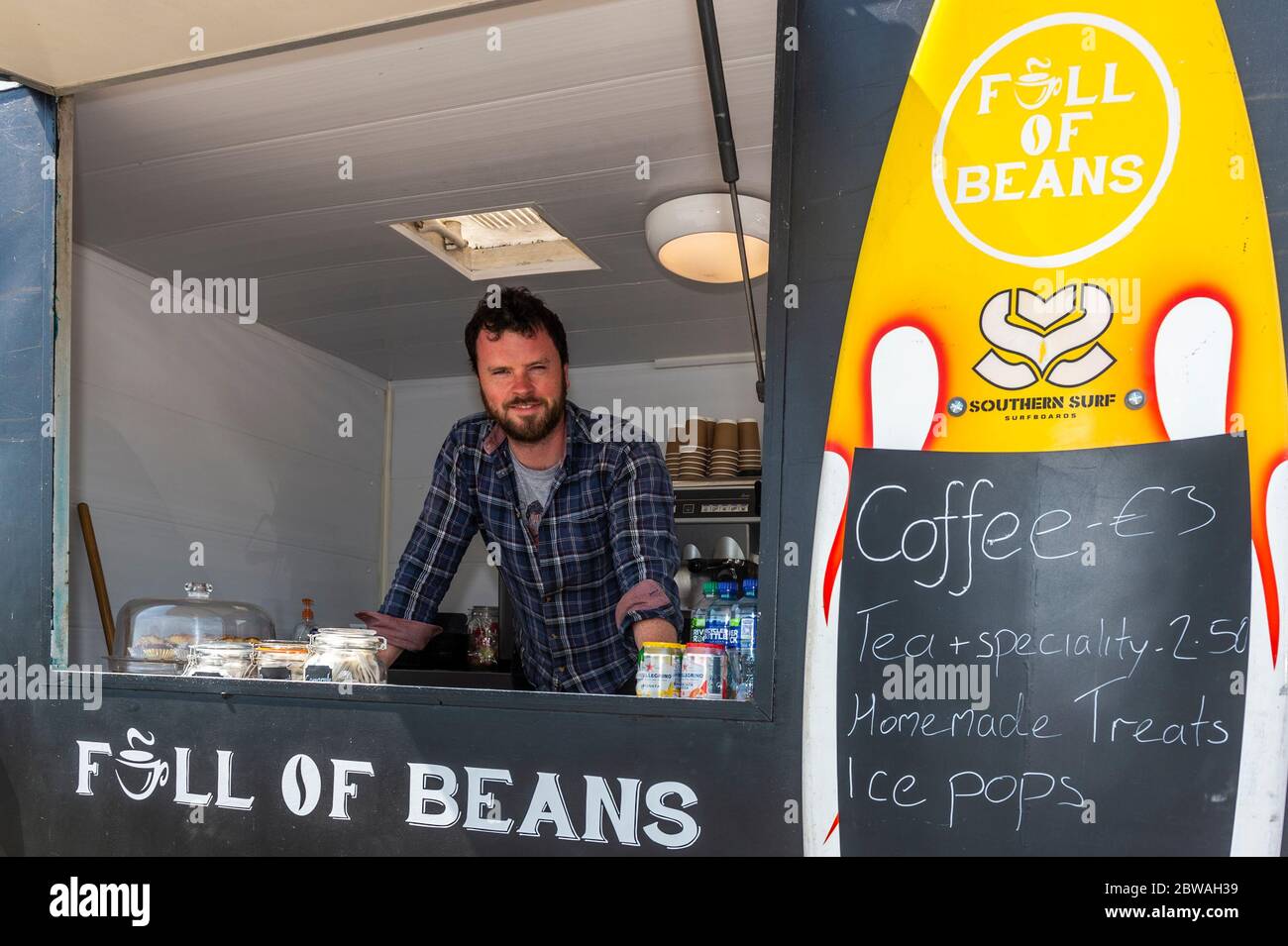 Timoleague, West Cork, Irland. Mai 2020. Nach über zwei Monaten Schließung war Ronan Donnelly mit seinem "Full of Beans"-Kaffeetrailer "Full of Beans" wieder "voll Bohnen", um heute an einem Tag mit herrlichem Sonnenschein in West Cork wieder im Geschäft zu sein. Credit: AG News/Alamy Live News Stockfoto