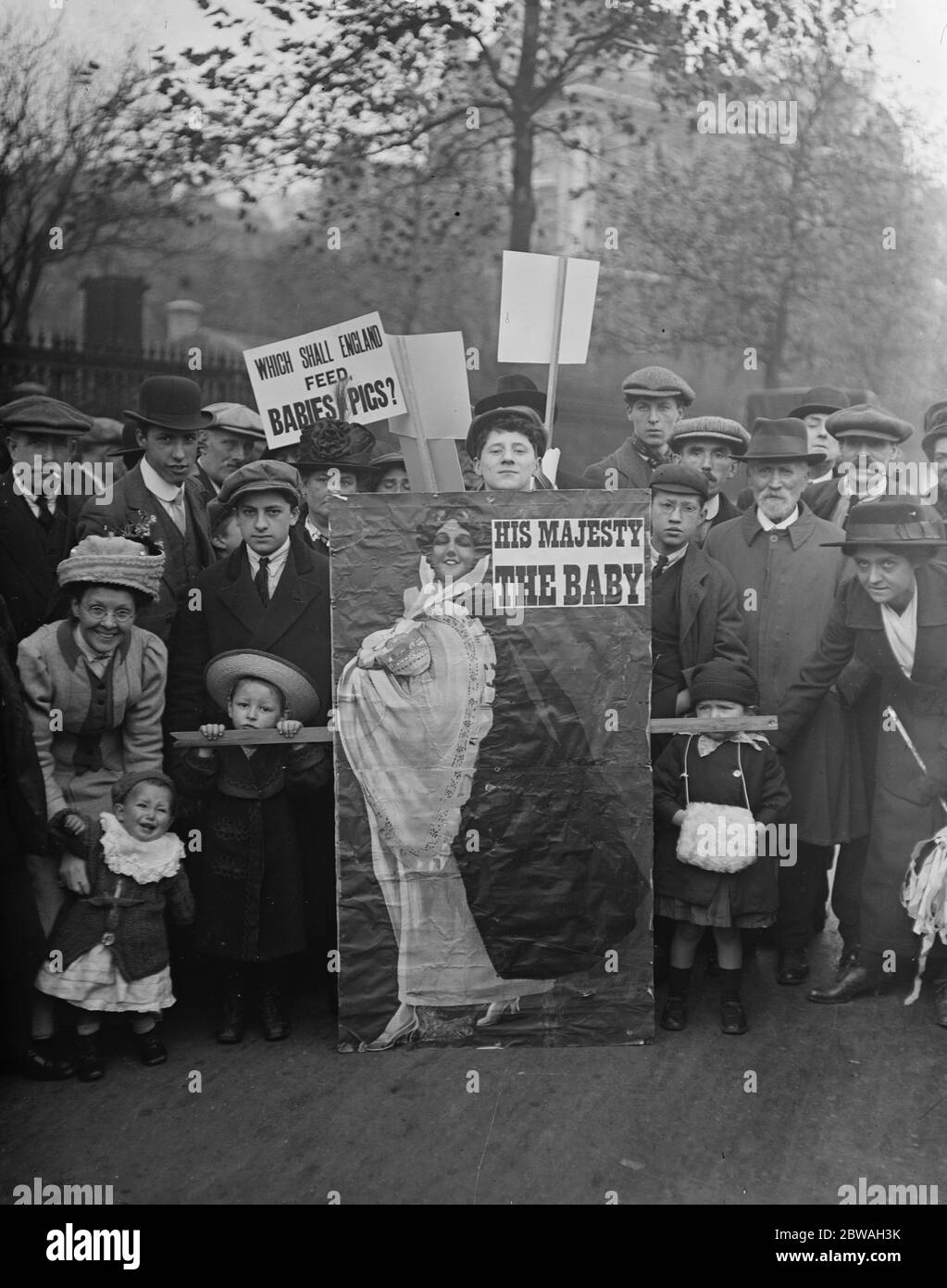 Mütter marschieren zum Hyde Park, um gegen 6-D-Milch zu protestieren 21. Oktober 1916 Stockfoto