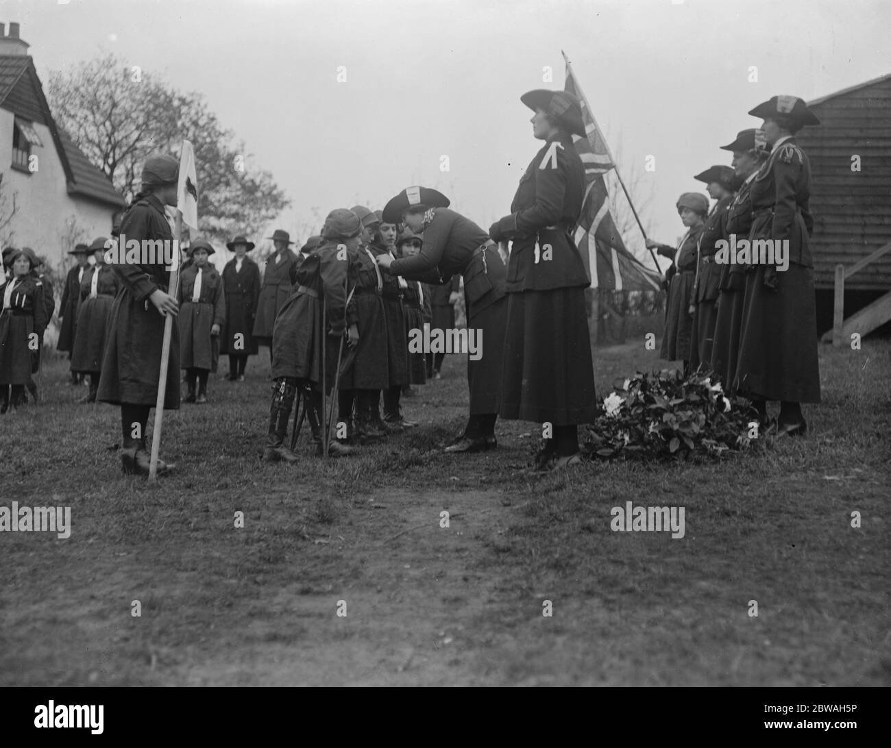 Neuer verdeckter Weg eröffnet im Llangattock Home für verkrüppelte Mädchen bei Chailey Frau Mark Kerr inspiziert "Brownies" alle Krüppel (Originalunterschrift) Stockfoto