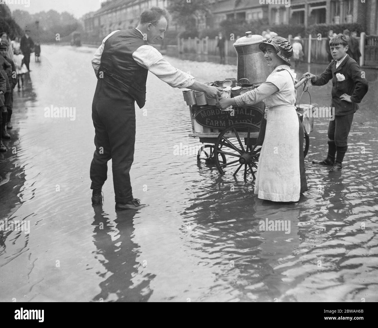 Die Überschwemmungen in Raynes Park Morden Hall Farm Dairy Versorgung eines Kunden 2 August 1917 Stockfoto