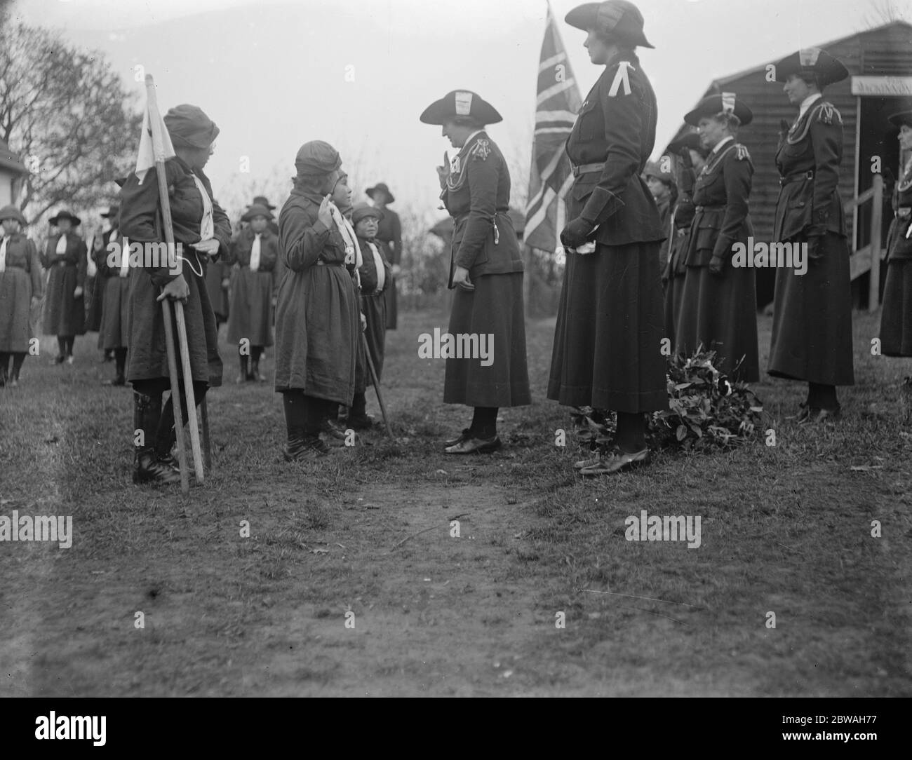 Neuer verdeckter Weg eröffnet im Llangattock Home für verkrüppelte Mädchen bei Chailey Frau Mark Kerr inspiziert "Brownies" alle Krüppel (Originalunterschrift) Stockfoto