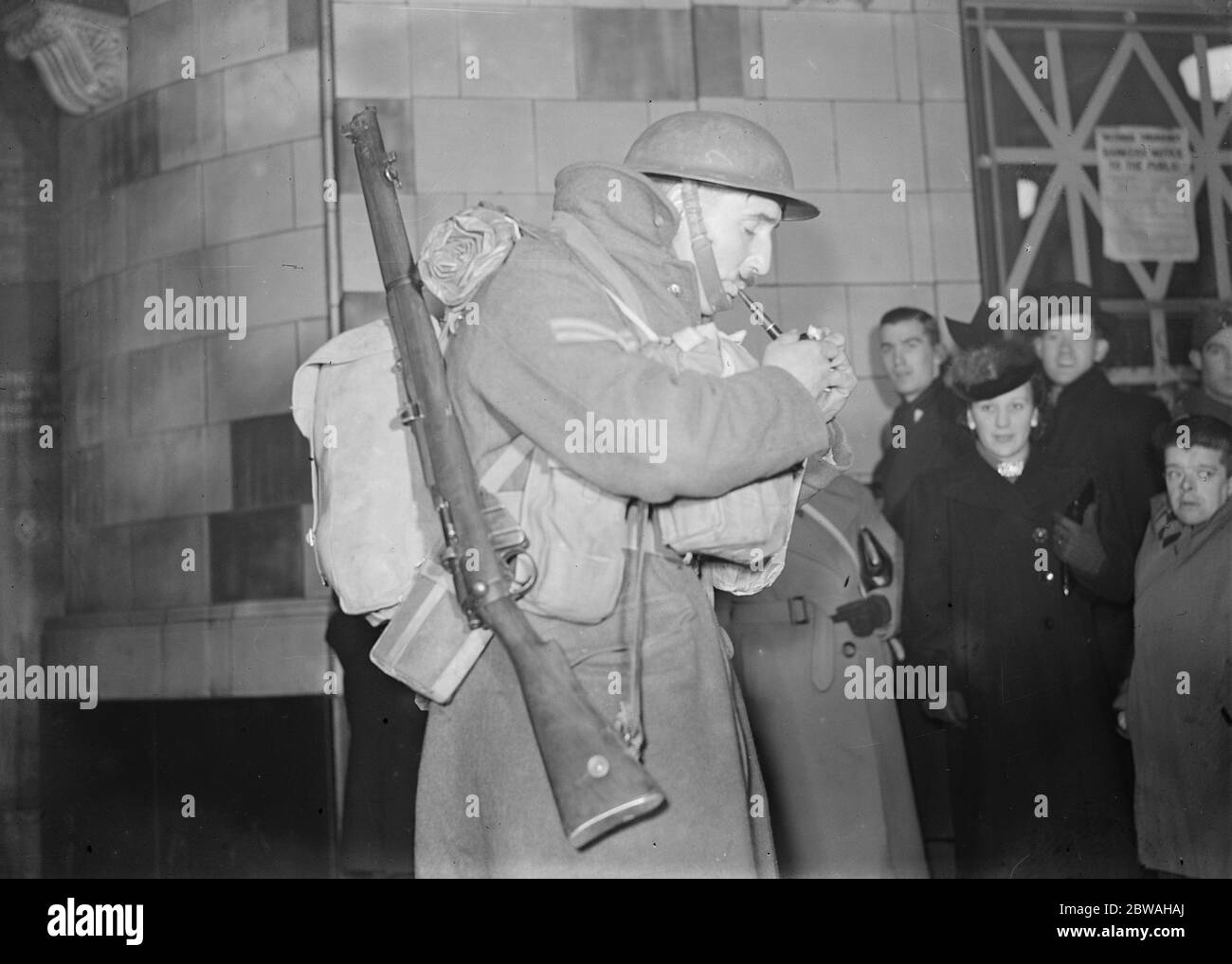' Leave ' Szenen bei Victoria Lighting the Pipe 3 Februar 1940 Stockfoto