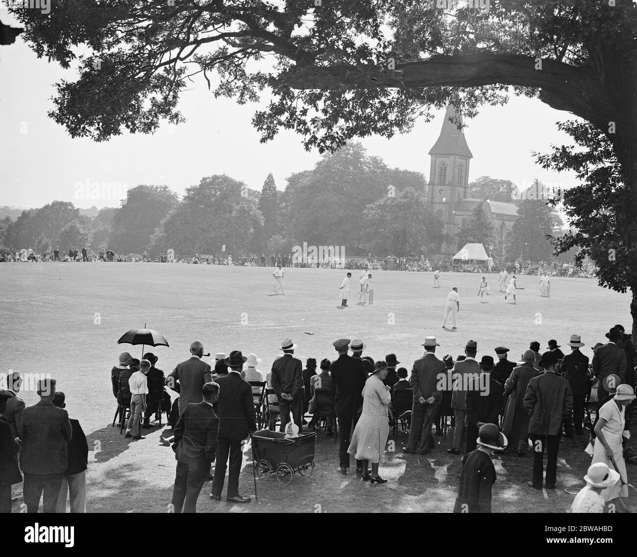 Southborough Green , Szene der Männer gegen Frauen Charity Cricket Spiel 6 September 1933 Stockfoto