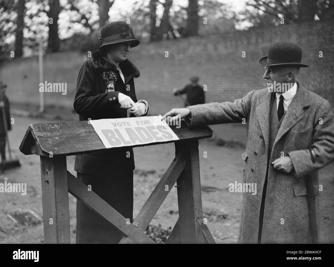 Parlamentswahl , Oktober 1924 Sir Rowland Blades Ausflug zum Amato-Brunnen bei Epsom und ein Tipp auf den Brunnen 24 Oktober 1924 Stockfoto
