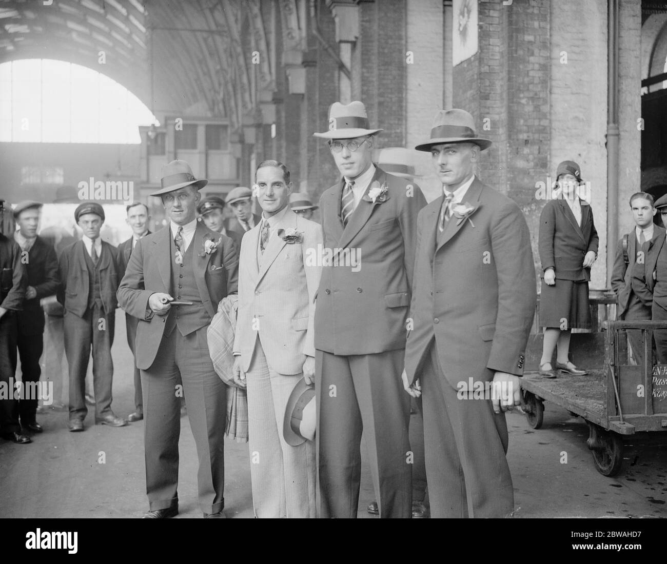 Yorkshire Cricketspieler kommen am King ' s Cross auf dem ersten Teil ihrer Reise nach Australien links nach rechts Maurice Leyland , Herbert Sutcliffe , Bill Bowes , Hedley Verity 16 September 1932 Stockfoto