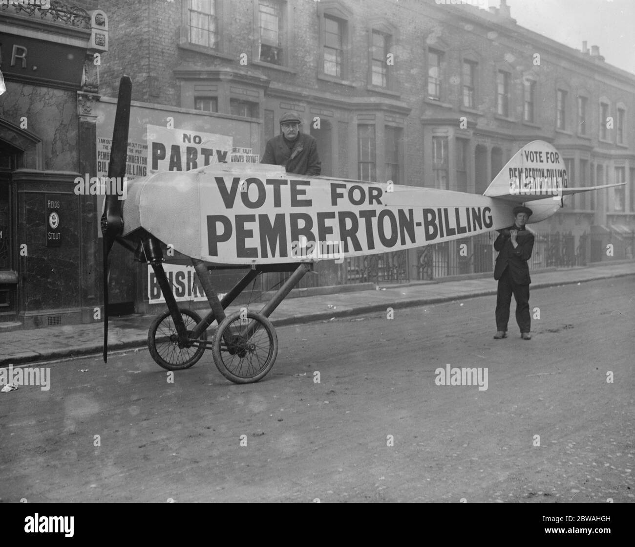 Wahl Zum Meilenende. Wähler wird in einem Flugzeug zum Wahllokal gebracht - 1916 Stockfoto