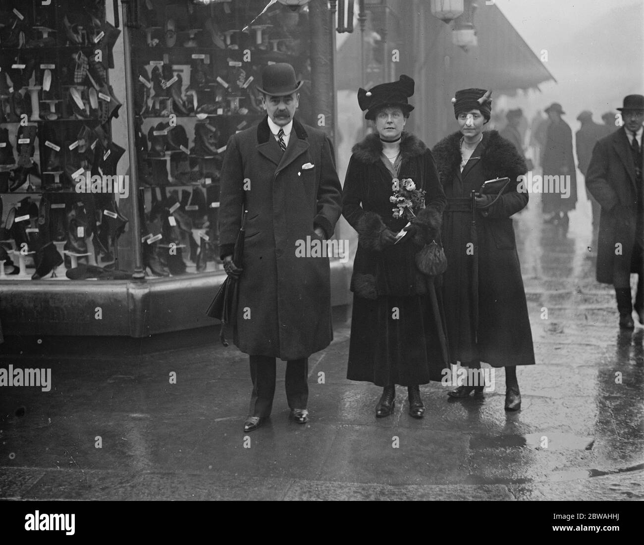 L C C Wahlen Sir Francis Lloyd und Frau Hudson Lyall ( Mitte ), die auf einer Kanvasing Tour beginnen 5. März 1919 Stockfoto