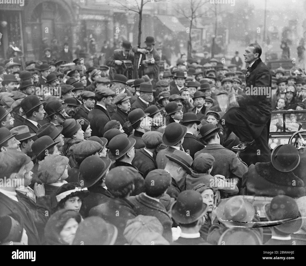 Mile End Election , Herr Pemberton Billing in seiner Ansprache vor dem Treffen . Stockfoto