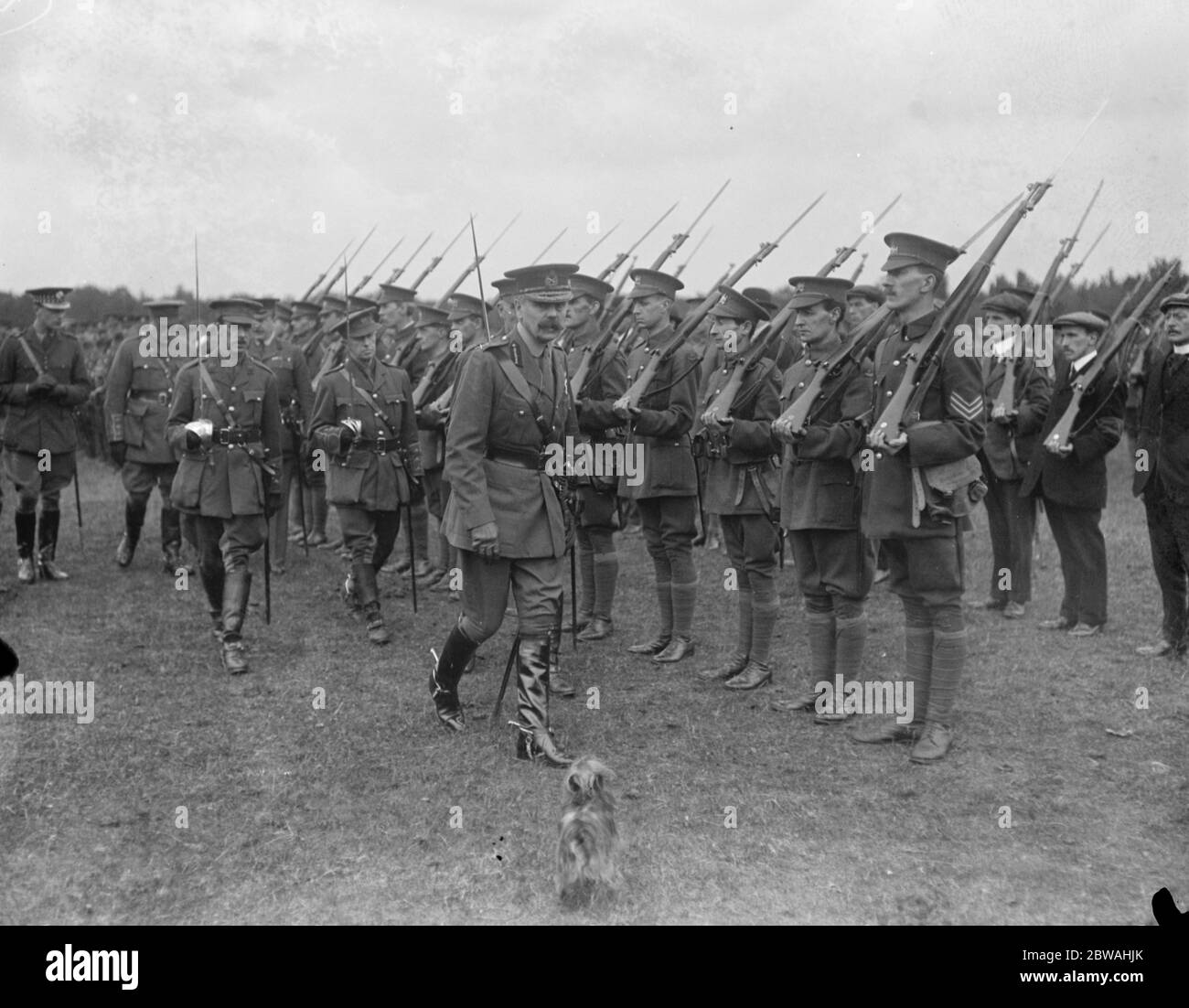 General Sir Francis Lloyd inspiziert 21 Batterien Freiwilligenreserven und die 12 Londoner Cadets in Chiswick 30 Juni 1917 Stockfoto