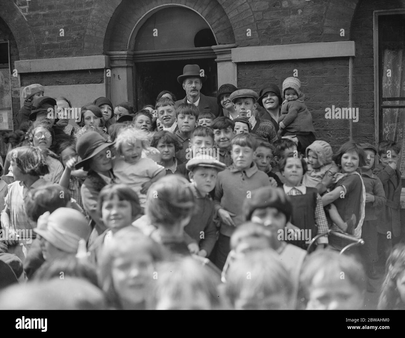 Wahltag in Lambeth Frank Briant und einige seiner Wähler 30. Mai 1929 Stockfoto