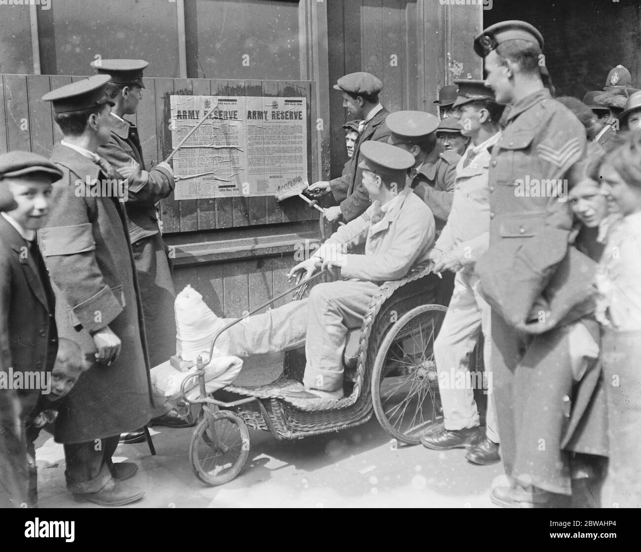 Wounded tommies interessiert an der neuen Bekanntmachung Aufruf der verheirateten Gruppen - ausgestellt am 29. April 1916 25 Mai 1916 Stockfoto