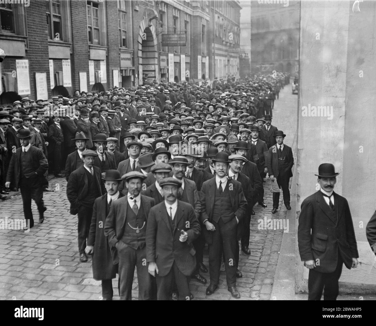 Szene in Schottland Hof Recruiting Office als Antwort auf die Kriegsbüro ' s Anzeige für 1000 Männer Stockfoto