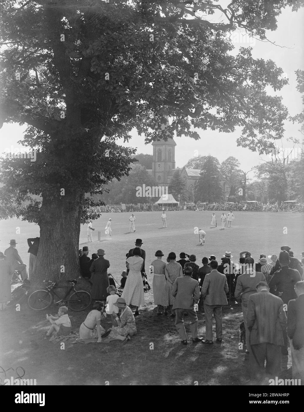 Southborough Green , Szene der Männer gegen Frauen Charity Cricket Spiel 5 September 1934 Stockfoto