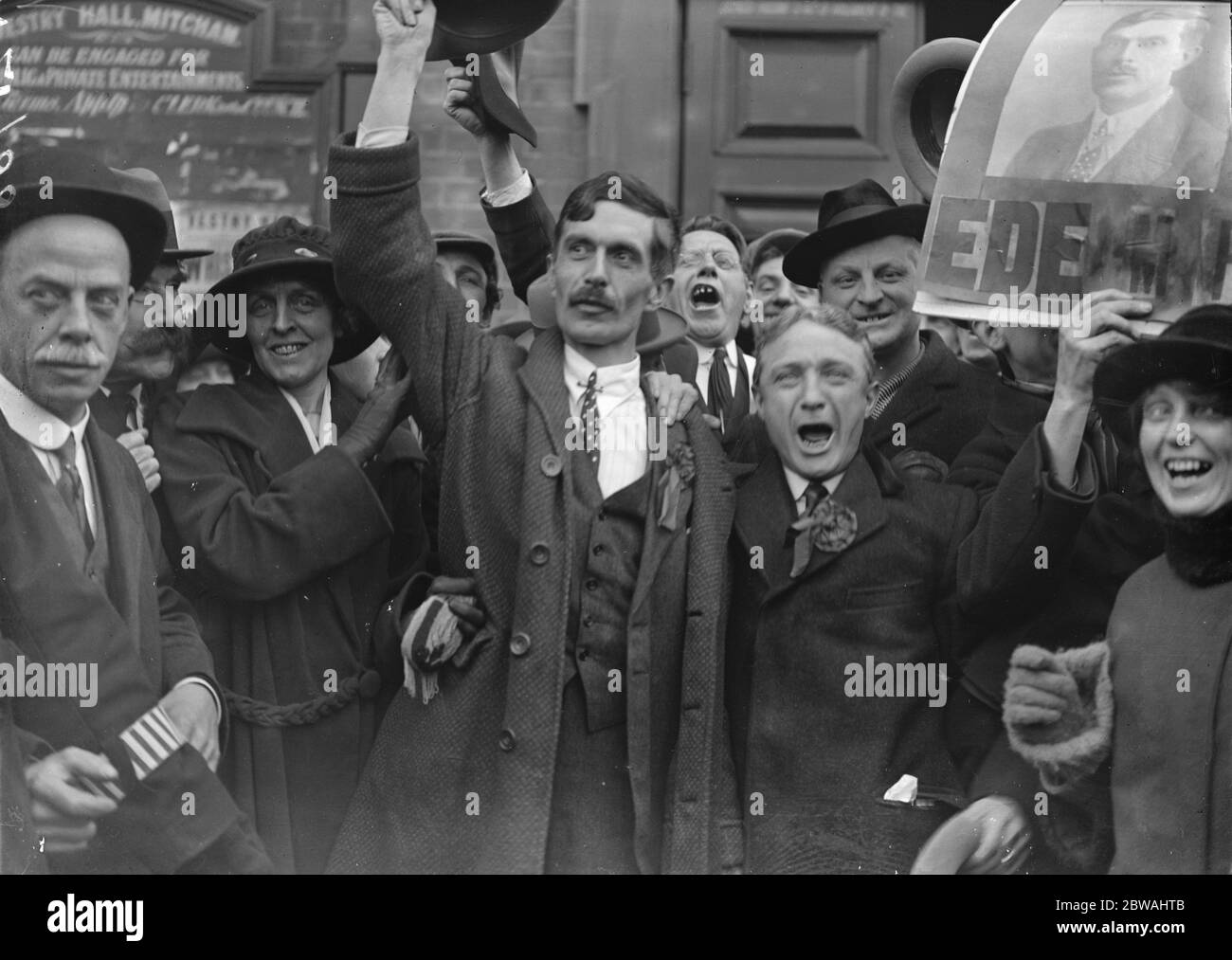 Die Mitcham durch Wahl Herr J Chuter Ede , die neue Arbeiterbewegung M P und seine Frau umgeben von jubelnden Anhängern 6 März 1923 Stockfoto